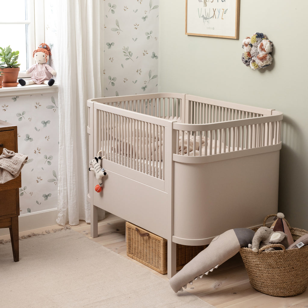 Sebra Cot Bed Baby & Junior - Birchbark rose - Lifestyle