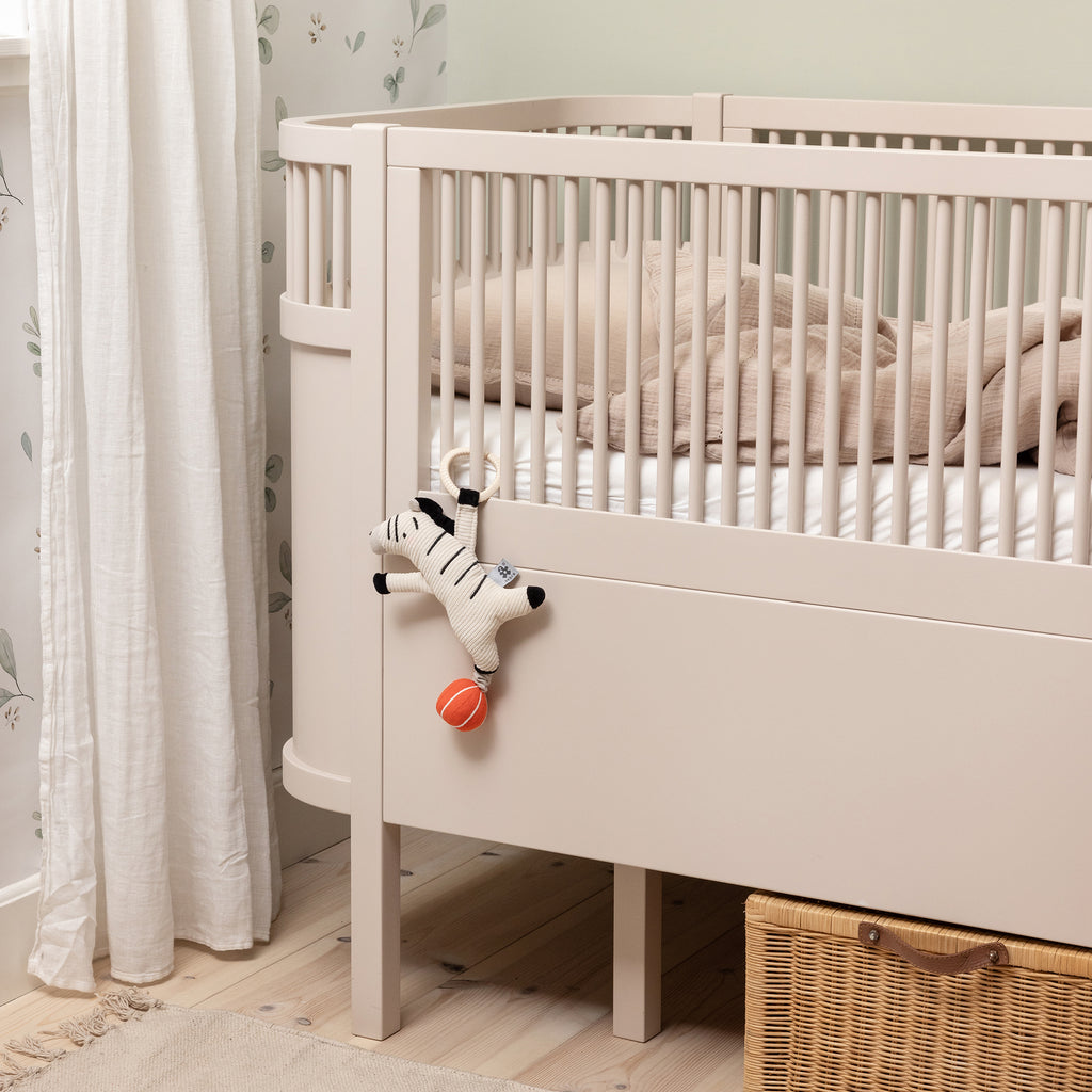 Sebra Cot Bed Baby & Junior - Birchbark rose - Close Up