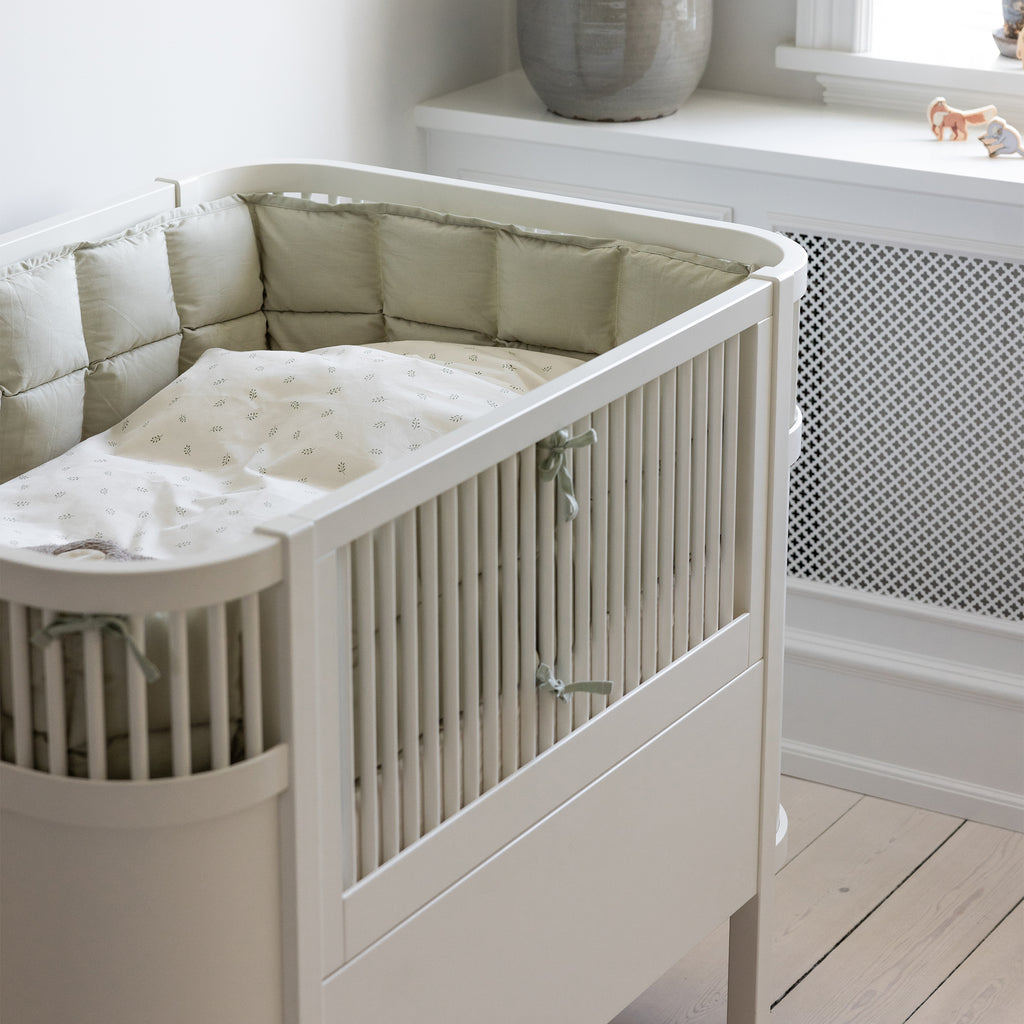 Sebra Cot Bed Baby & Junior - Classic White - Green Bumper