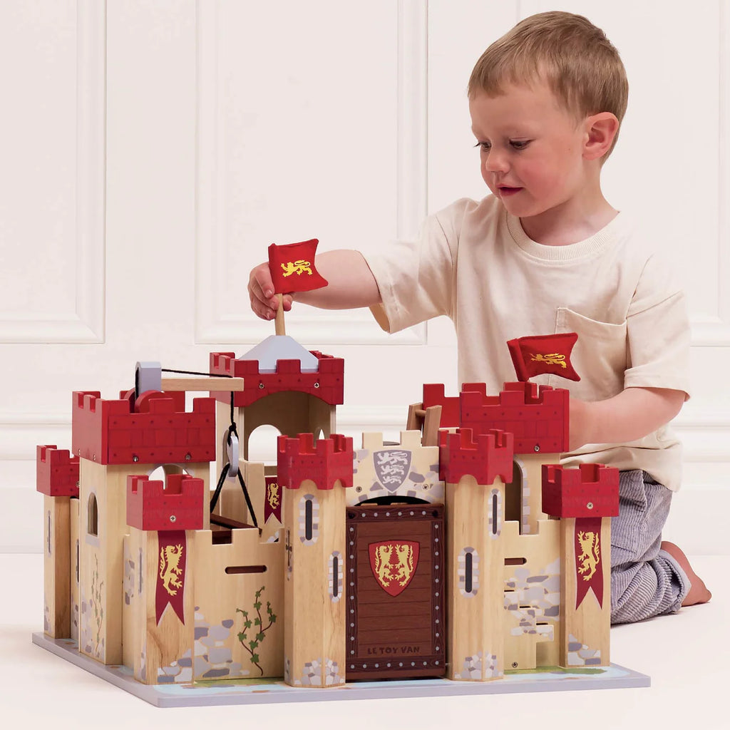 Le Toy Van - Lionheart Wooden Castle - Child Playing - The Baby Service